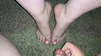 Nice Cumshot on my slutty girlfriends' sexy feet.(amateur)