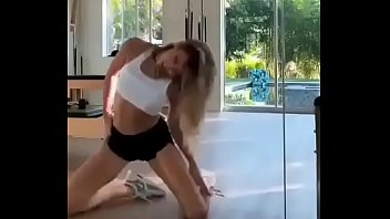 Miley Cirus bailando sexy