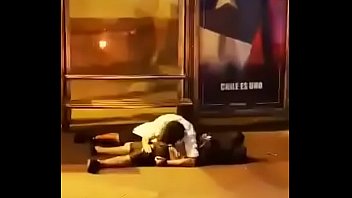 Pillo a chico haciendo una mamada a su amigo en plena calle de Santiago de Chile